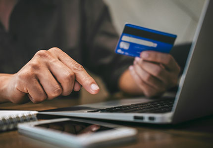 Ein MUSS für jeden Online-Shop-Betreiber Versicherte Internethändler recherchiert für den optimalen VersicherungsSchutz im Internet