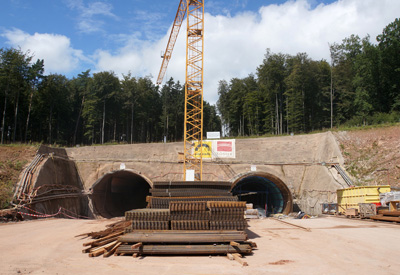 Teifbau-Unternehmen beim Bau eines Tunnels