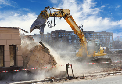 Bagger reißt Haus ab