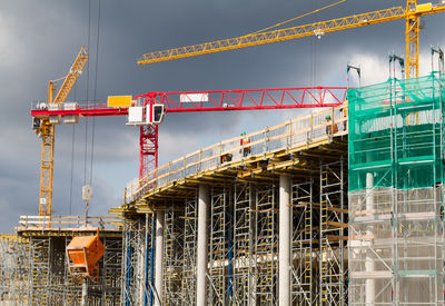 Baukräne und Gerüste auf einer Großbaustelle