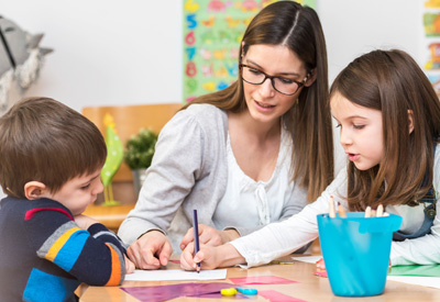 Tagesmutter beschäftigt sich mit zwei Kindern