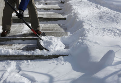 Gehweg vom Schnee freischieben durch den Winterdienst