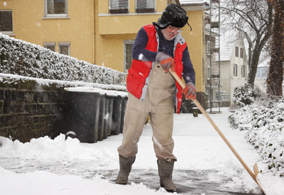 Winterdienst kehrt Schnee vom Fussweg