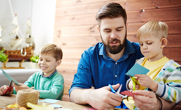 Schlaue Pädagogen versichern sich günstig über eine Berufshaftpflichtversicherung speziell für Erzieher und Kindergärtner Gut versicherter Kindergärtner hat beim Basteln keine Angst vor Verlsetzungen oder Haftungsvorfälle im Hort - mit der Berufsversicherung für Erzieher