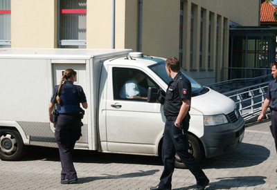 Geld- und Werttransporter vor Gebäude