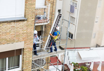 Gerüstbauunternehmen stellt Baugerüst auf