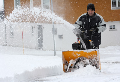 Hausmeister beim Winterdiensteinsatz