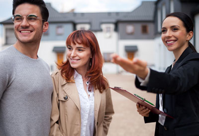Immobilienmaklerin bei Hausbesichtigung