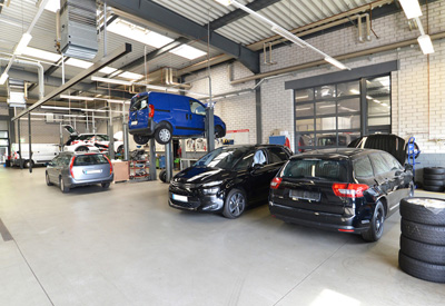 Kundenfahrzeuge in Kfz-Reparaturwerkstatt bei Kaskoschäden versichert