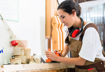 Hobelarbeiten in der Schreiner-Werkstatt