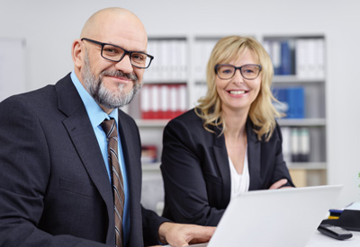 Zwei Versicherungsexperten im Büro