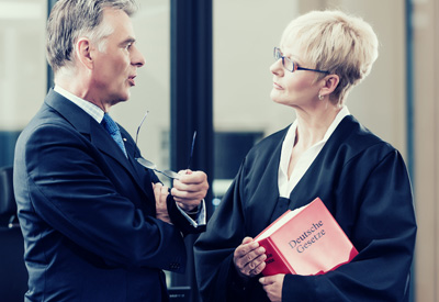 Anwalt mit Mandant in einem Verfahren um das Unternehmen